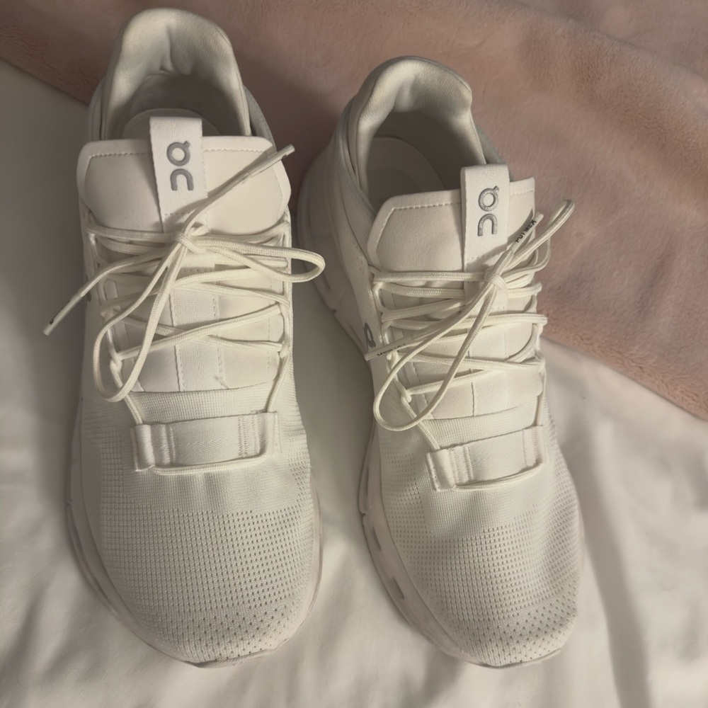 On Cloud Nova Shoes - Picture 2 of 5